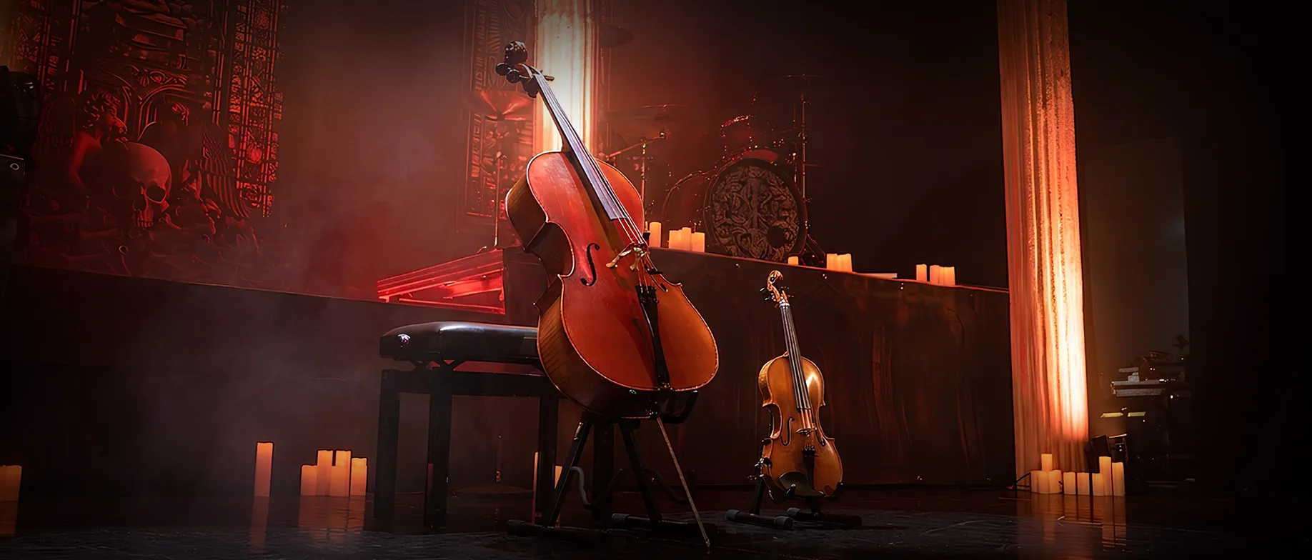 Un violonchelo y un violín sobre atriles en el escenario, iluminados por velas en una penumbra cálida.